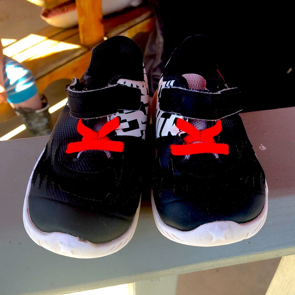 Toddler Nike tennis shoes